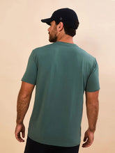 Ladda in bilden i gallerivisningen, Model Back: Uv Line T-Shirts Für Herren T-Shirt New Fit Textura Masc Verde Jade Upf50+