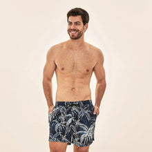 Ladda in bilden i gallerivisningen, Model Front: Uv Line Badeshorts Short Acqua Coqueiros Marinho Upf50+
