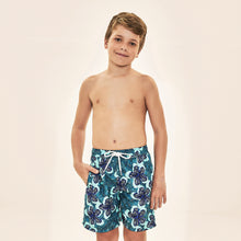 Ladda in bilden i gallerivisningen, Model Front: Uv Line Jungen-Badehose Shorts Aqua Hibiscus Kids Upf50+