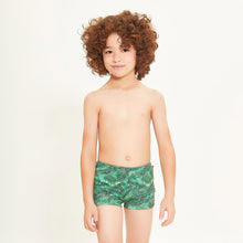 Ladda in bilden i gallerivisningen, Model Front: Uv Line Jungen-Badehose Swim Trunks Kids Leaves Upf50+
