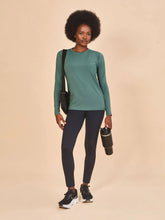Ladda in bilden i gallerivisningen, Model Front: Uv Line Rashguard Longsleeve Fem New Fit Textura Verde Jade Upf50+