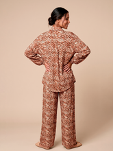 Ladda in bilden i gallerivisningen, Model Back: Uv Line Hemdblusenkleid Shirt Vitoria Tie Dye Pitanga Upf50+