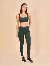 Ladda in bilden i gallerivisningen, Model Front: Uv Line Fitness-Shorts Legging Fit Aspen Green Cactus Upf50+