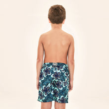 Ladda in bilden i gallerivisningen, Model Back: Uv Line Jungen-Badehose Shorts Aqua Hibiscus Kids Upf50+