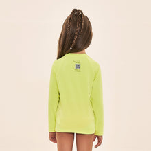 Ladda in bilden i gallerivisningen, Model Back: Uv Line Rashguard Acqua Qr Code Amarelo Fluor Upf50+