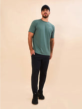 Ladda in bilden i gallerivisningen, Model Front: Uv Line T-Shirts Für Herren T-Shirt New Fit Textura Masc Verde Jade Upf50+