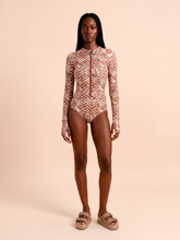 Ladda in bilden i gallerivisningen, Model Front: Uv Line Badeanzug Long Sleeve Swimsuit Macae Tie Dye Pitanga Upf50+