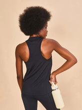 Ladda in bilden i gallerivisningen, Model Back: Uv Line Fitness-Top Regata Sport Color Fem Preto Upf50+