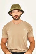 Ladda in bilden i gallerivisningen, Model Front: Uv Line Eimerhut Hat Toronto Colors Masc Military Green Upf50+