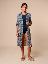 Ladda in bilden i gallerivisningen, Model Front: Uv Line Hemdblusenkleid Midi Chemise Tie Dye Blue Upf50+