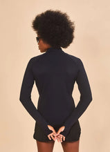 Ladda in bilden i gallerivisningen, Model Back: Uv Line Rashguard Jacket Fem New Fit Black Upf50+