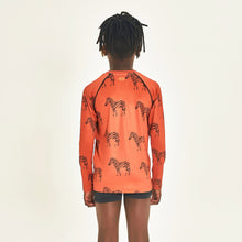 Ladda in bilden i gallerivisningen, Model Back: Uv Line Rashguard Longsleeve Acqua Zebra Inf Upf50+