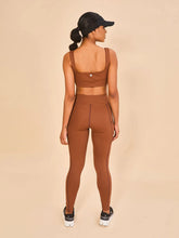 Ladda in bilden i gallerivisningen, Model Back: Uv Line Fitness-Shorts Legging Fit Aspen Brown Upf50+