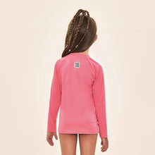 Ladda in bilden i gallerivisningen, Model Back: Uv Line Rashguard Acqua Qr Code Chiclete Fluor Upf50+