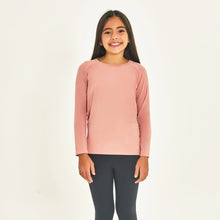 Ladda in bilden i gallerivisningen, Model Front: Uv Line Rashguard Longsleeve Uprpo Inf Rose Upf50+