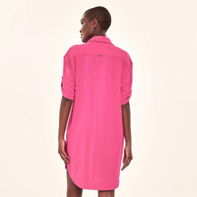 Ladda in bilden i gallerivisningen, Model Back: Uv Line Hemdblusenkleid Shirtdress Copenhagen Cherry Hot Pink Upf50+