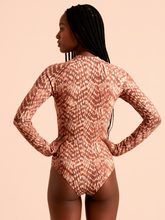 Ladda in bilden i gallerivisningen, Model Back: Uv Line Badeanzug Long Sleeve Swimsuit Macae Tie Dye Pitanga Upf50+