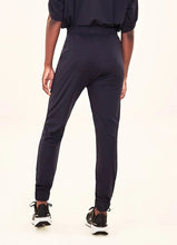 Ladda in bilden i gallerivisningen, Model Back: Uv Line Strandhosen Pants Fem Basic Black Upf50+