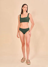 Ladda in bilden i gallerivisningen, Model Front: Uv Line Set Set Fit Color Green Cactus Upf50+