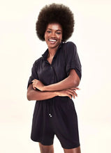 Ladda in bilden i gallerivisningen, Model Front: Uv Line Fitness-Shorts Shorts Fem Basic Black Upf50+