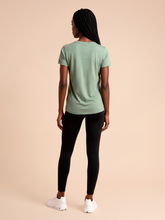 Ladda in bilden i gallerivisningen, Model Back: Uv Line Rashguard T-Shirt Fem New Fit Mix Green Upf50+