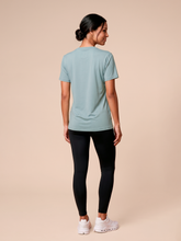 Ladda in bilden i gallerivisningen, Model Back: Uv Line Strandtop T-Shirt Uvpro Fem Green Water Upf50+