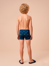 Ladda in bilden i gallerivisningen, Model Back: Uv Line Jungen-Badehose Swim Trunks Kids Pirates Fun Upf50+