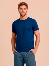 Ladda in bilden i gallerivisningen, Model Front: Uv Line T-Shirts Für Herren T-Shirt Uvpro Masc Cobalt Upf50+