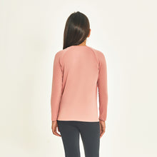 Ladda in bilden i gallerivisningen, Model Back: Uv Line Rashguard Longsleeve Uprpo Inf Rose Upf50+