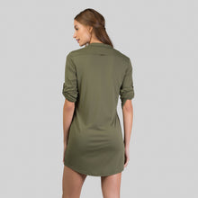 Ladda in bilden i gallerivisningen, Model Back: Uv Line Strandkleid Shirtdress Copenhagen Verde Militar Upf50+