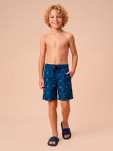 Ladda in bilden i gallerivisningen, Model Front: Uv Line Jungen-Badehose Shorts Acqua Kids Pirates Fun Upf50+
