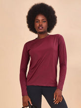 Ladda in bilden i gallerivisningen, Model Front: Uv Line Rashguard Longsleeve Uvpro Vermelho Quimado Upf50+
