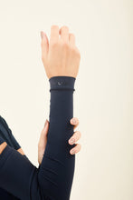 Ladda in bilden i gallerivisningen, Model Front: Uv Line Handschuhe Sun-Protection Sleeve Navy Upf50+
