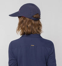 Ladda in bilden i gallerivisningen, Model Back: Uv Line Mützen Visor Capri Colors Nac Fem Navy Blue Rose Upf50+
