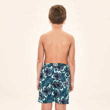 Ladda in bilden i gallerivisningen, Model Back: Uv Line Jungen-Badehose Shorts Aqua Hibiscus Kids Upf50+
