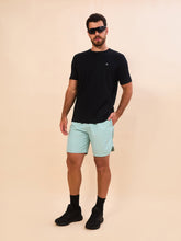 Ladda in bilden i gallerivisningen, Model Front: Uv Line Bermuda-Shorts Shorts Acqua Boxer Indigo Upf50+
