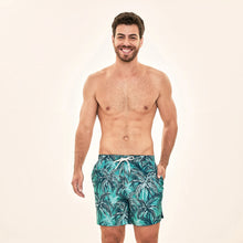 Ladda in bilden i gallerivisningen, Model Front: Uv Line Badeshorts Short Acqua Coqueiros Turquesa Upf50+
