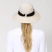 Ladda in bilden i gallerivisningen, Model Back: Uv Line Schlapphut Hat Paris Ville L Fem Sand Upf50+
