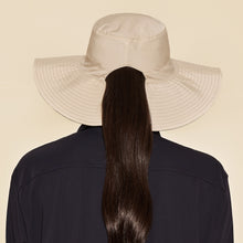 Ladda in bilden i gallerivisningen, Model Back: Uv Line Schlapphut San Diego Areia Kaki Upf50+
