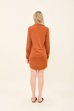 Ladda in bilden i gallerivisningen, Model Back: Uv Line Hemdblusenkleid Shirtdress Copenhagen Caramelo Upf50+
