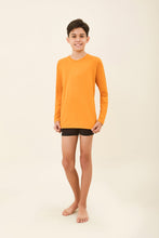 Ladda in bilden i gallerivisningen, Model Front: Uv Line Rashguard Longsleeve Uvpro Kids Orange Upf50+
