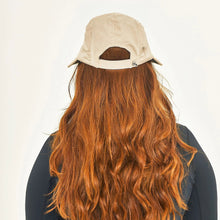 Ladda in bilden i gallerivisningen, Model Back: Uv Line Mützen Visor Capri Colors Nac Fem Sand Black Upf50+
