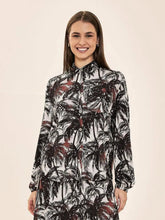 Ladda in bilden i gallerivisningen, Model Front: Uv Line Hemdblusenkleid Shirt Vitoria Coqueiros Upf50+
