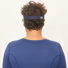 Ladda in bilden i gallerivisningen, Model Back: Uv Line Visor Visor Athletic Dry Fem Navy Blue Upf50+
