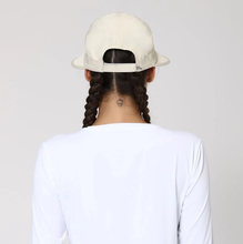 Ladda in bilden i gallerivisningen, Model Back: Uv Line Mützen Visor Nice Fem Sand Upf50+
