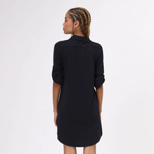 Ladda in bilden i gallerivisningen, Model Back: Uv Line Hemdblusenkleid Shirtdress Copenhagen Fem Black Upf50+

