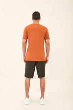 Ladda in bilden i gallerivisningen, Model Back: Uv Line T-Shirts Für Herren T-Shirt Sport Fit Caramelo Upf50+
