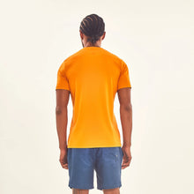 Ladda in bilden i gallerivisningen, Model Back: Uv Line T-Shirts Für Herren T-Shirt Sport Fit Orange Upf50+
