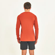 Ladda in bilden i gallerivisningen, Model Back: Uv Line Rashguard Longsleeve Sport Fit Ferrugem Upf50+
