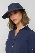 Ladda in bilden i gallerivisningen, Model Front: Uv Line Mützen Visor Capri Colors Nac Fem Navy Blue Upf50+
